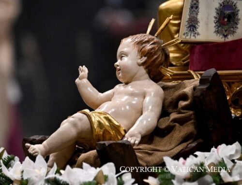 In ginocchio davanti alla cruda carne altrui. L’omelia natalizia del Santo Padre